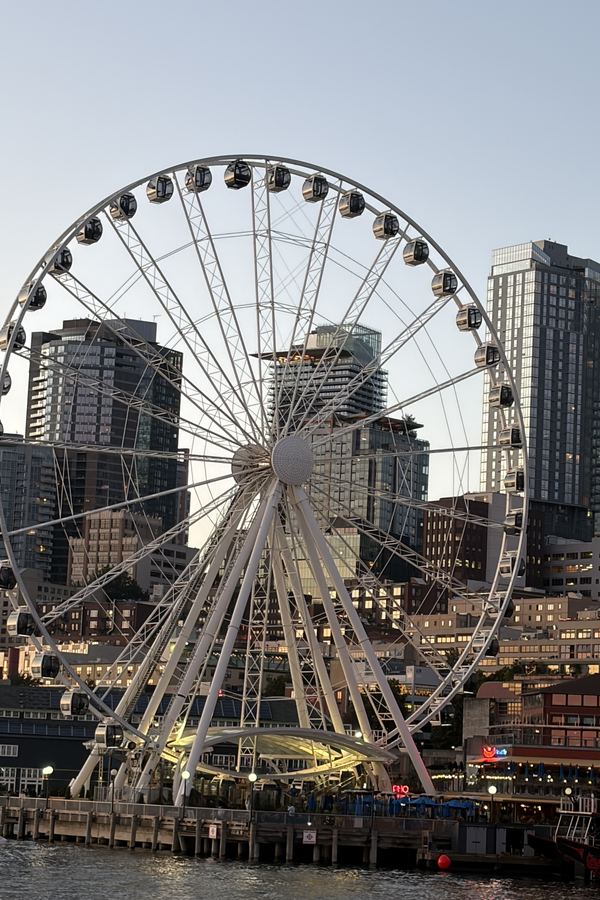 Seattle Great Wheel at dusk